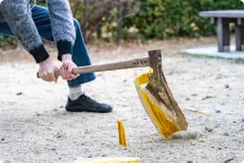 写真:薪割り体験
